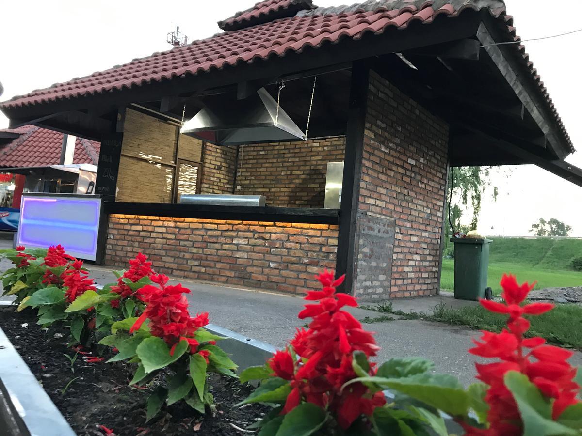 Motel Stari Hrast Markovac Exterior photo
