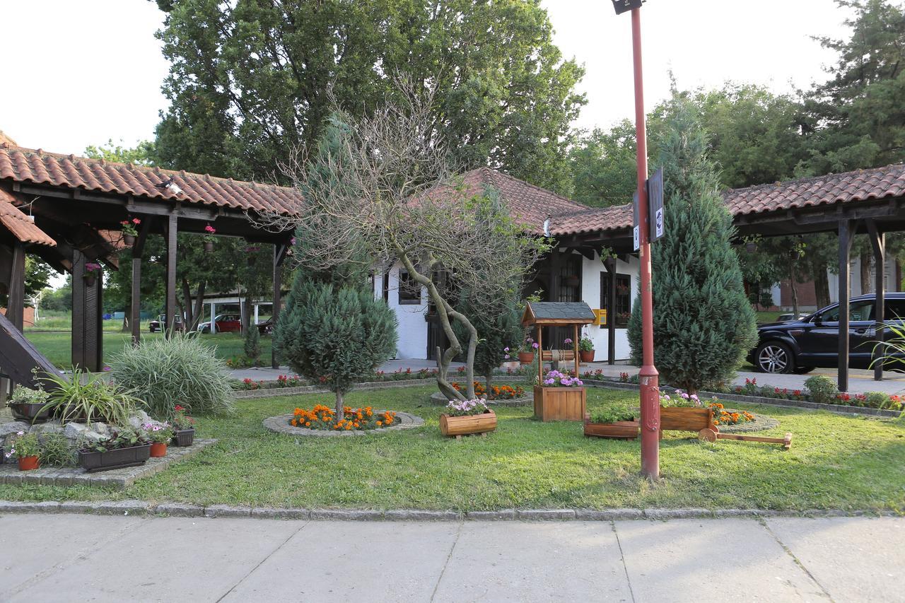 Motel Stari Hrast Markovac Exterior photo
