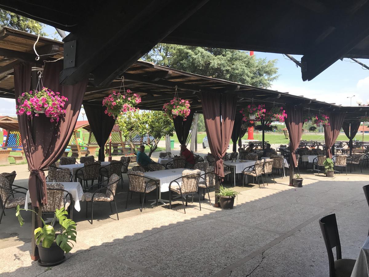 Motel Stari Hrast Markovac Exterior photo
