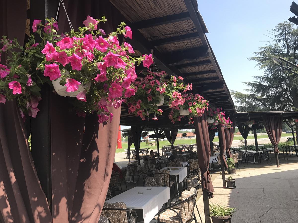 Motel Stari Hrast Markovac Exterior photo