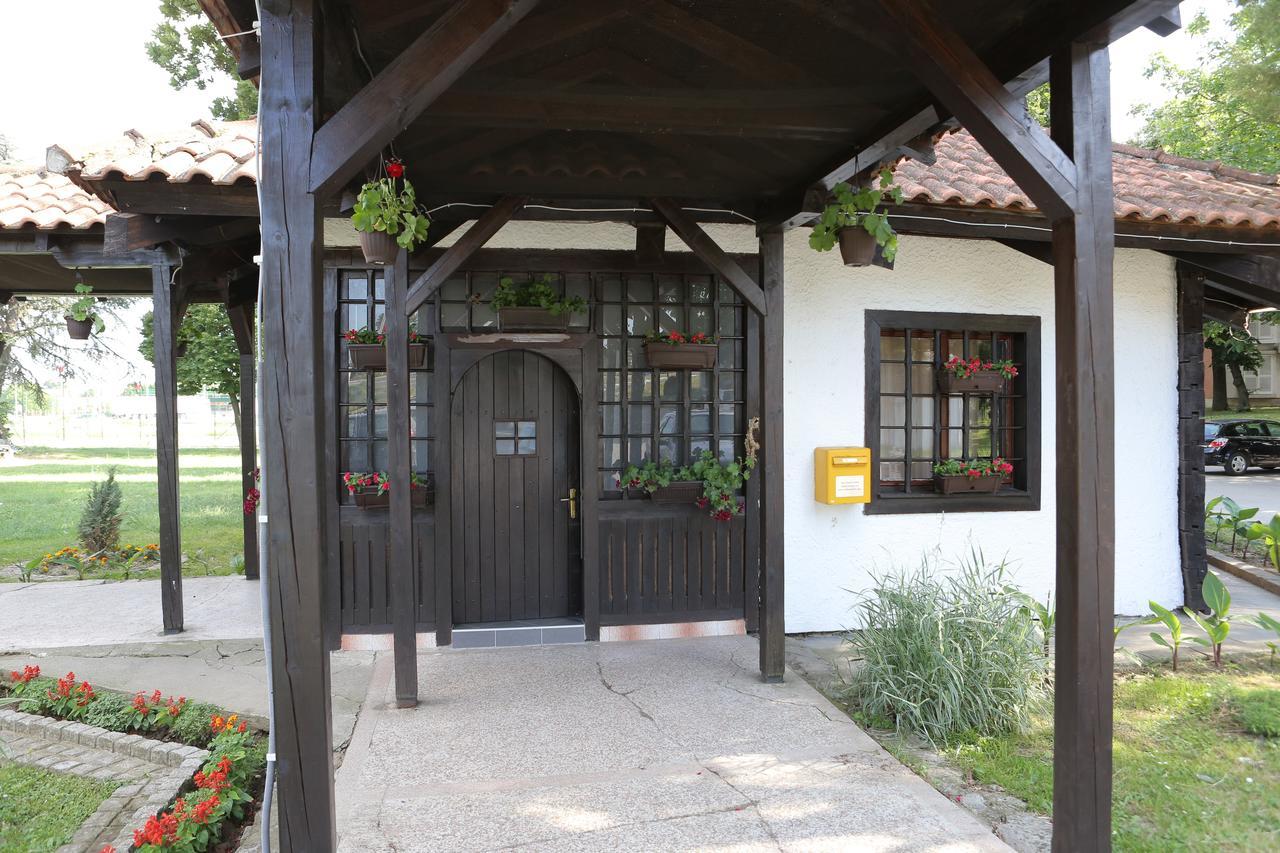 Motel Stari Hrast Markovac Exterior photo