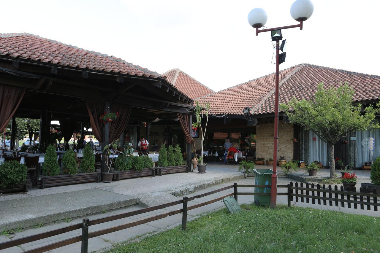 Motel Stari Hrast Markovac Exterior photo